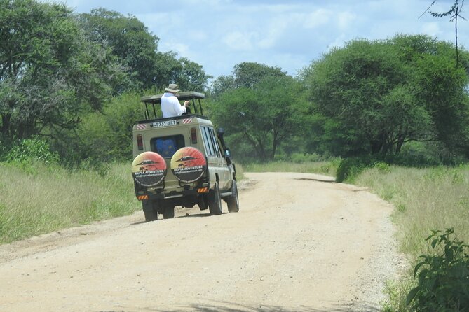 4 Days Kenya Safari - Day 1: The long road from Nairobi to Maasai Mara