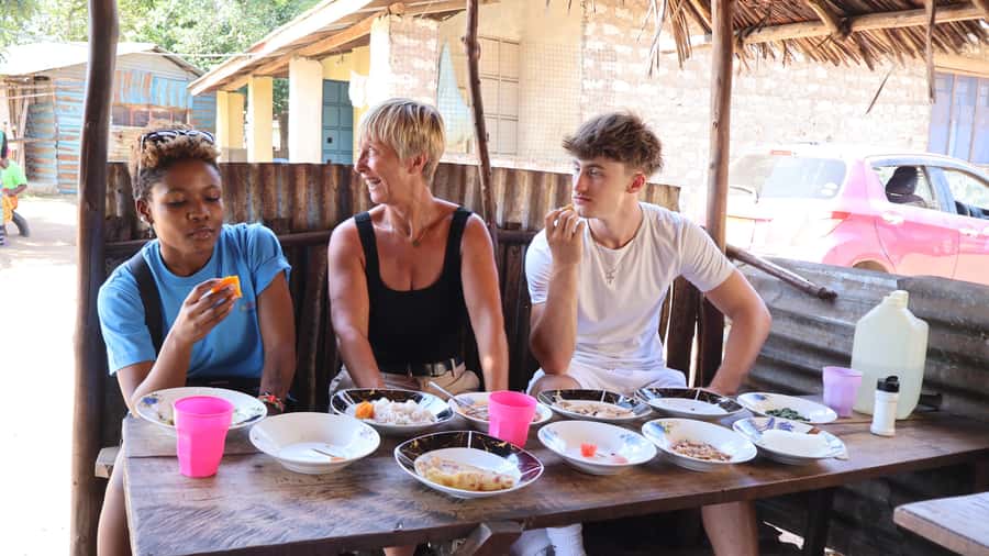 Diani: Market and Street Food Walking Tour - A tailor, a dera, and the work behind Swahili clothing