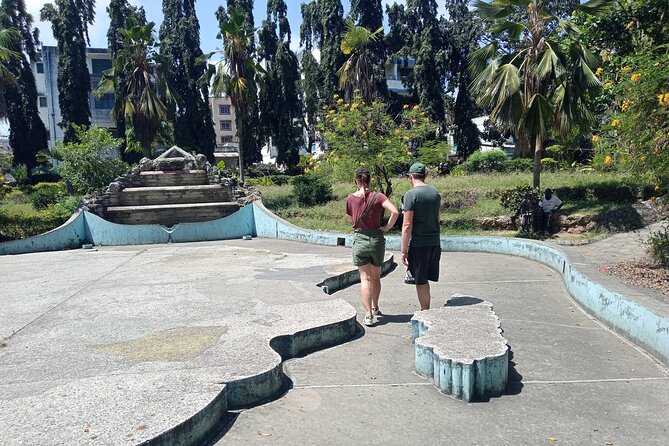 Half day city tour of mombasa - The fish market shows the working coast