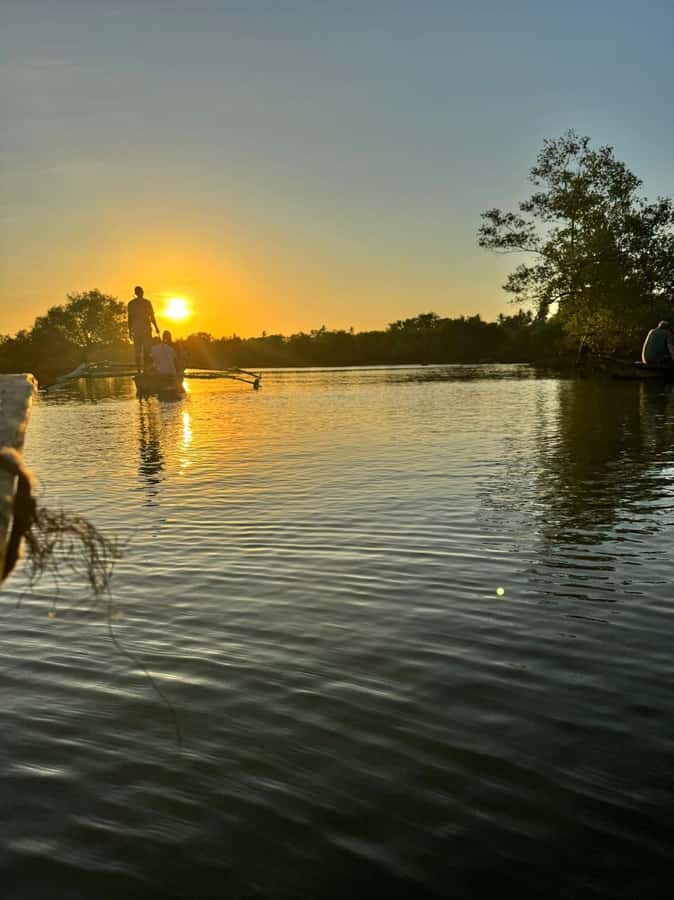 mangrove tour - Entering the mangroves by traditional canoe