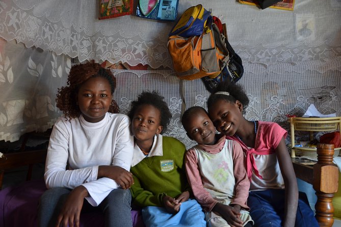 Mathare Community Slum Tour - Shopping for beadwork and local crafts