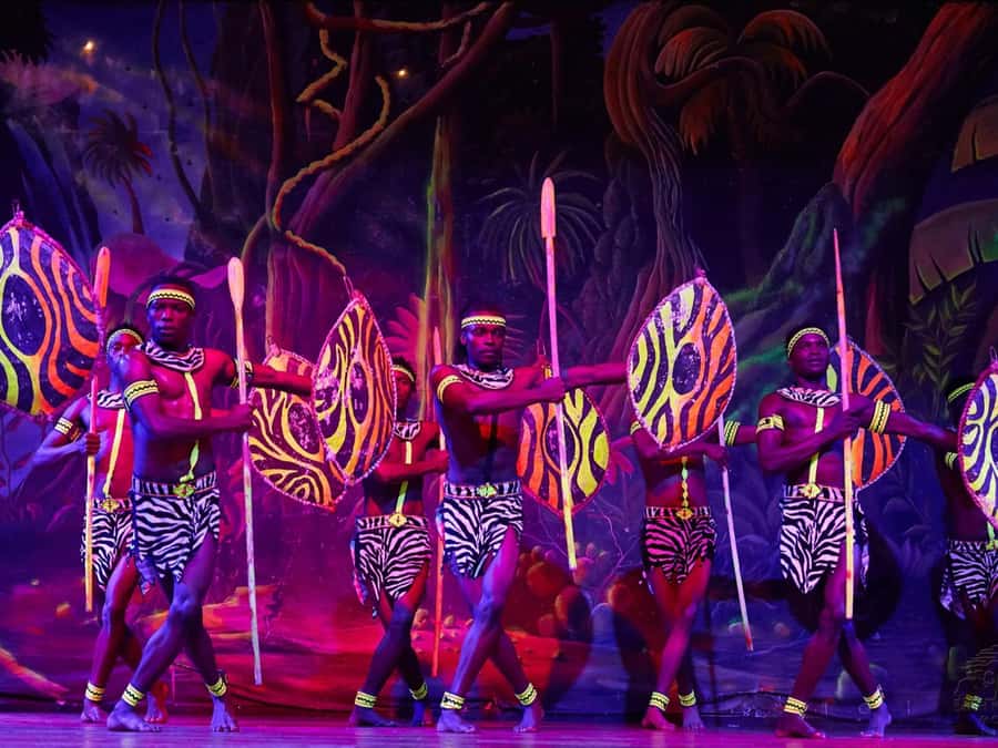 Nairobi: Cabaret Show with Dinner at Safari Park Hotel - Live Kenyan and Swahili Music Before 9 p.m.