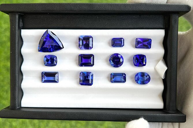 Nairobi cultural souvenir shopping tour with a local - Aqeeq Galleria turns shopping into a gemstone decision