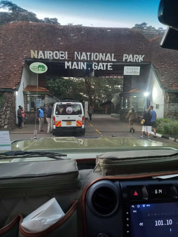 Nairobi: Game drive, elephant Orphanage & giraffe centre. - Lunch Break at a Local Restaurant
