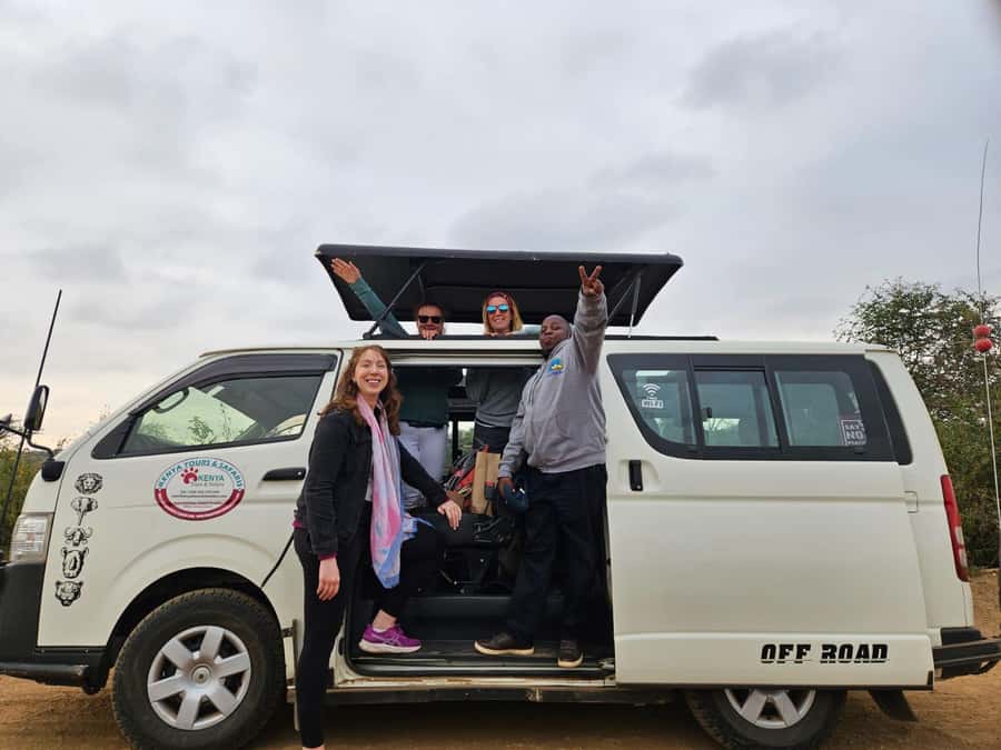 Nairobi: Giraffe Center, Elephant Orphanage, and Beads Tour - Feeding giraffes at the Giraffe Centre