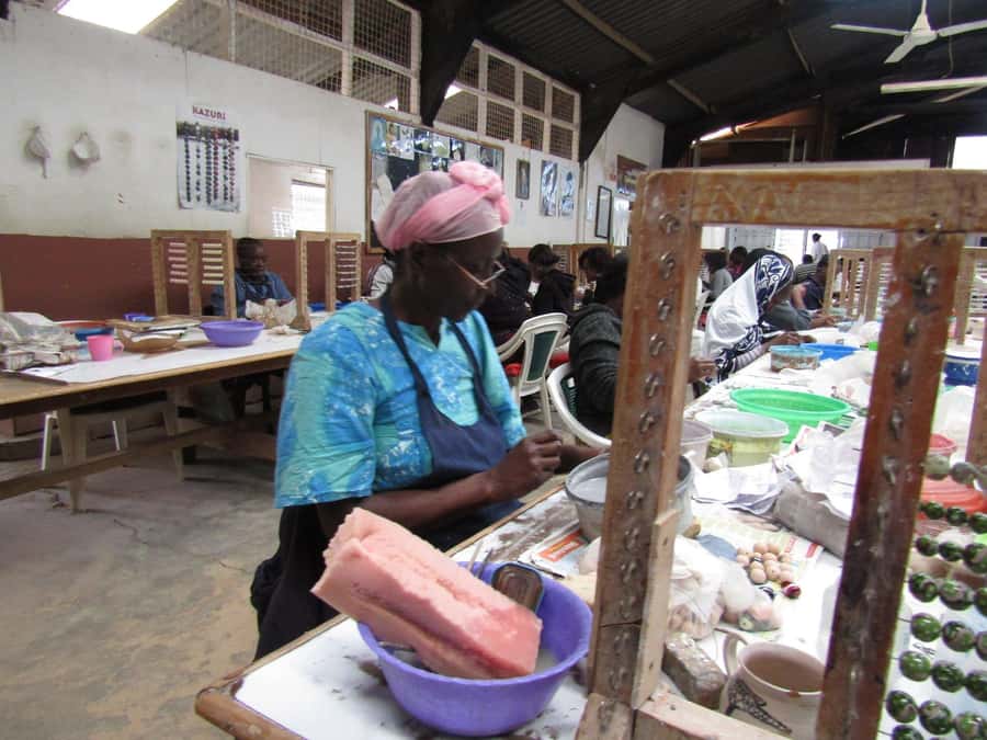 Nairobi Giraffe Center Tour with Karen Blixen & Kobe Beads" - How the guiding and transport shape the day