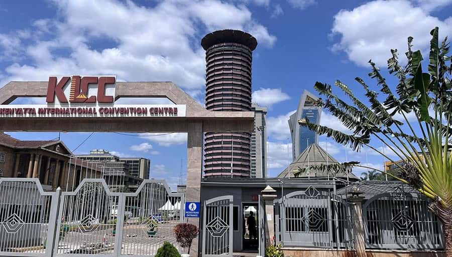 Nairobi Walking Tour, GiraffeCentre & Souvenir Shopping Tour - Golden Eagle Art Gallery and a possible local lunch