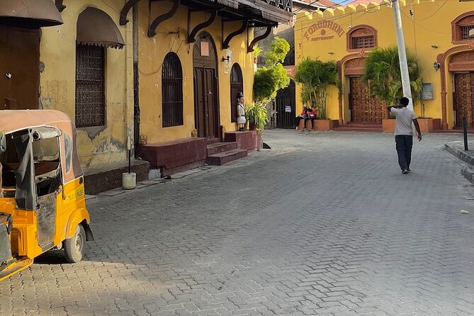 Visit to Fort Jesus and the Old Town of Mombasa - Pembe Mbili and the four elephant tusks on Moi Avenue